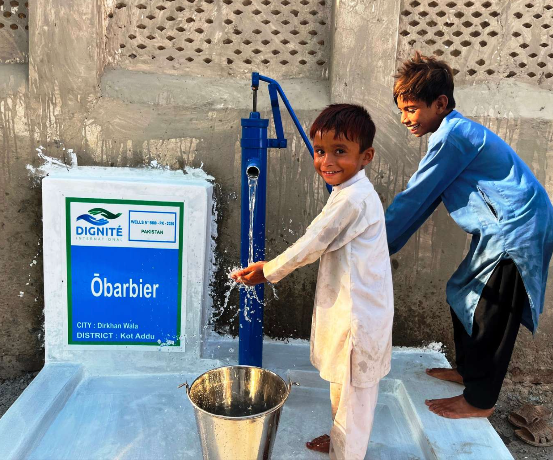 Ōbarbier Creuse un puits en Asie :