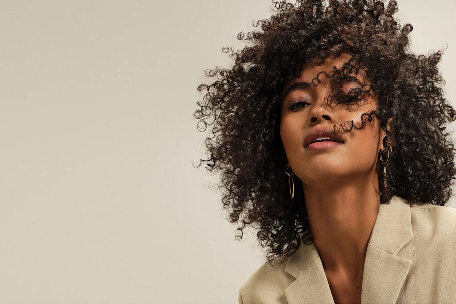 Shampoing cheveux bouclés : comment choisir le bon soin pour des boucles hydratées et bien définies